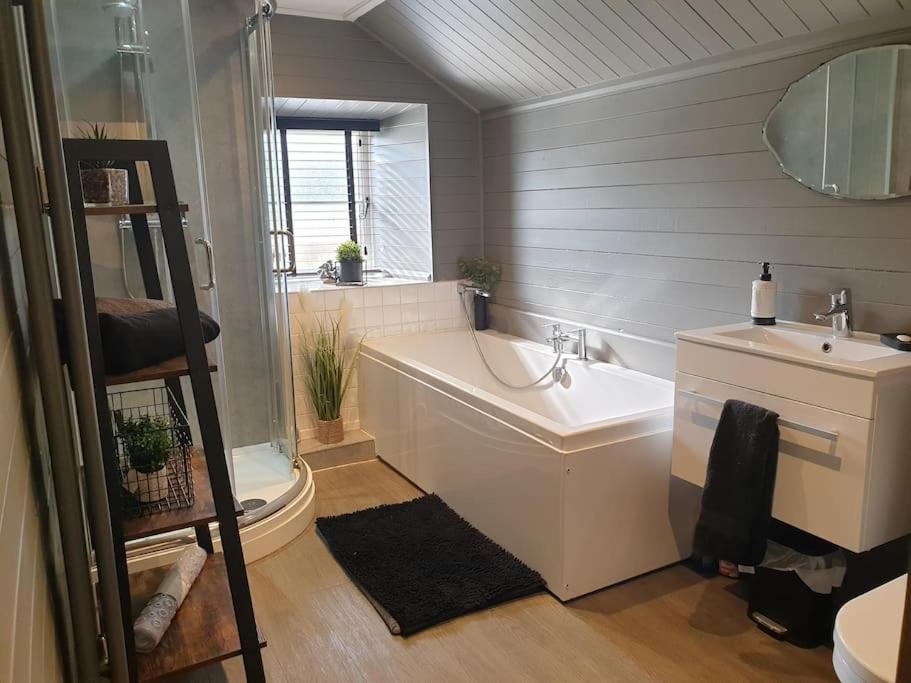 Rosedale A Charming Detached 4 Bedroom Cottage. 布里克瑟姆 外观 照片